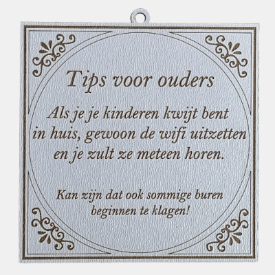 Vierkant wit MDF-tegeltje met bruine lasergegraveerde tekst Tips voor ouders over het uitzetten van de wifi om kinderen te vinden en klagende buren.