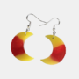 Handgemaakte halve maan oorbellen van kunsthars met een tweekleurig geel en rood marmerpatroon aan zilveren oorhaakjes.