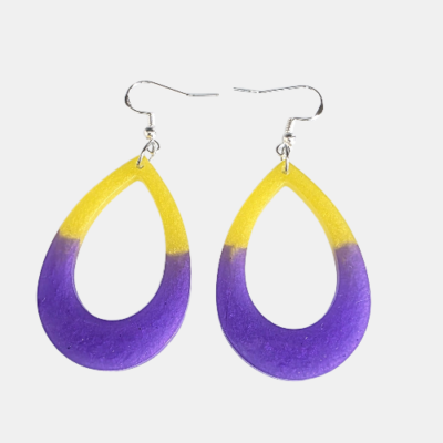 Handgemaakte opengewerkte druppeloorbellen van kunsthars met een tweekleurig design van sprankelend geel en dieppaars aan zilveren haakjes.