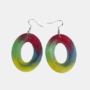 Paar grote handgemaakte ovale epoxy oorbellen met een abstract en kleurrijk verloop van roze, groen, geel en blauw voorzien van sprankelende glitters op een witte achtergrond.