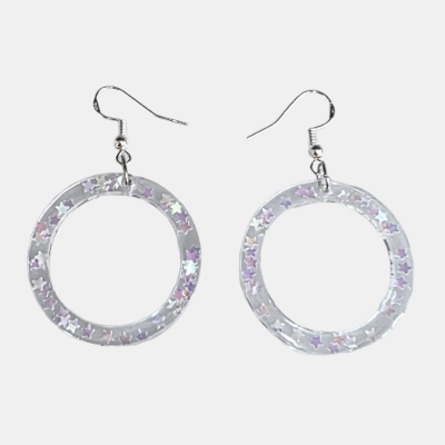 Handgemaakte ronde transparante epoxy oorbellen met rose en zilveren holografische sterren glitters op een witte achtergrond.