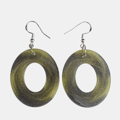 Paar handgemaakte ovale oorbellen van epoxy hars met een gemêleerd design in goudgroen en antracietgrijs voorzien van fijne glitters op een witte achtergrond