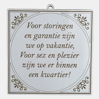 Vierkant wit MDF-tegeltje met bruine lasergegraveerde tekst over storingen en garantie die op vakantie zijn, en plezier dat binnen een kwartier aanwezig is.