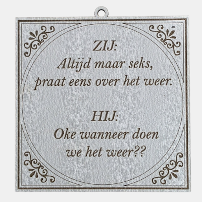 Vierkant wit MDF-tegeltje met bruine tekst over een dialoog tussen Zij en Hij over seks en het weer.