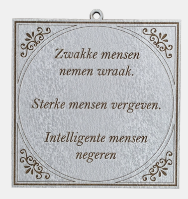 Vierkant MDF tegeltje met de tekst Zwakke mensen nemen wraak, Sterke mensen vergeven, Intelligente mensen negeren in een sierlijk lettertype met klassieke hoekornamenten.