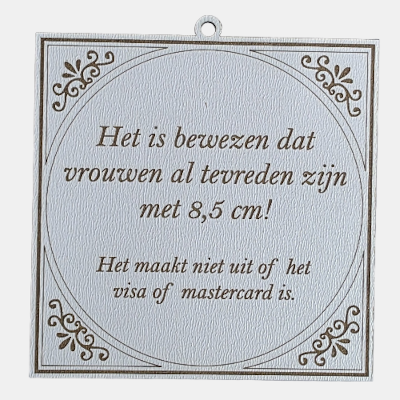 Vierkant wit MDF-tegeltje met bruine lasergravure over vrouwen die tevreden zijn met 8,5 cm ongeacht of het Visa of Mastercard is.