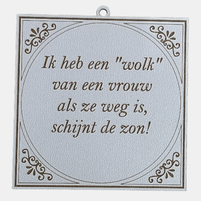 Wit vierkant MDF-tegeltje met bruine lasergegraveerde tekst: Ik heb een "wolk" van een vrouw, als ze weg is, schijnt de zon!
