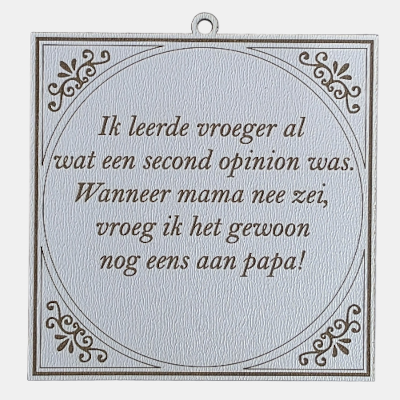 Vierkant wit MDF-tegeltje met bruine lasergegraveerde tekst over een second opinion vragen aan papa als mama nee zegt.