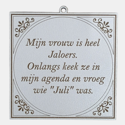 Vierkant wit MDF-tegeltje met bruine lasergegraveerde tekst over een jaloerse vrouw die vraagt wie Juli in de agenda is.