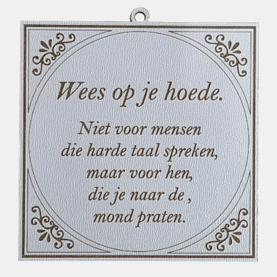 Vierkant wit MDF-tegeltje met bruine lasergegraveerde tekst: Wees op je hoede. Niet voor mensen die harde taal spreken, maar voor hen, die je naar de mond praten.