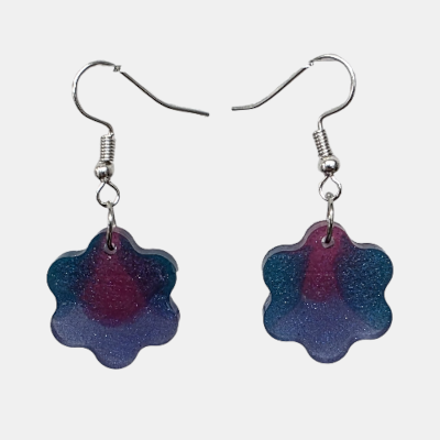 Handgemaakte epoxy oorbellen in bloemvorm met glitter in de kleuren roze blauw en paars