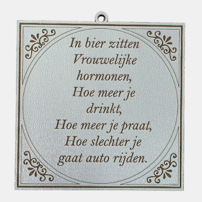 Vierkant wit MDF-tegeltje met bruine lasergravure over vrouwelijke hormonen in bier, veel praten en slecht autorijden.