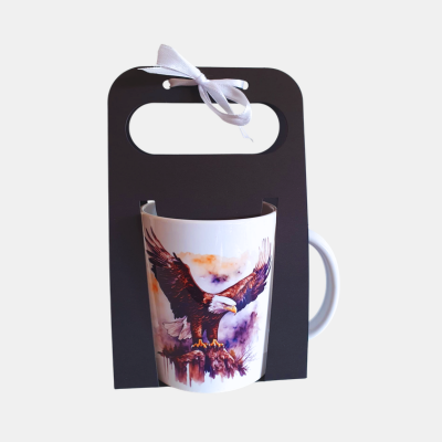 Zwart opengewerkte verpakking voor een bedrukte keramische mok van 330 ml.