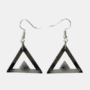Handgemaakte driehoekige oorbellen van zwart en wit epoxy met zilverkleurige haakjes