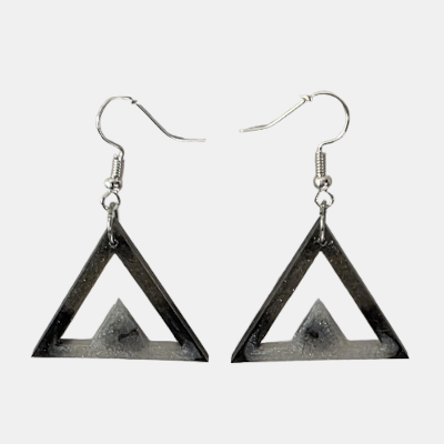 Handgemaakte driehoekige oorbellen van zwart en wit epoxy met zilverkleurige haakjes