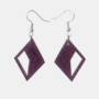 Handgemaakte paarse epoxy oorbellen in ruitvorm met glinstering en zilveren haakjes