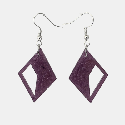 Handgemaakte paarse epoxy oorbellen in ruitvorm met glinstering en zilveren haakjes