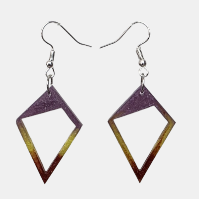 Handgemaakte epoxy oorbellen met kleurverloop van paars naar geel en bruin in ruitvorm