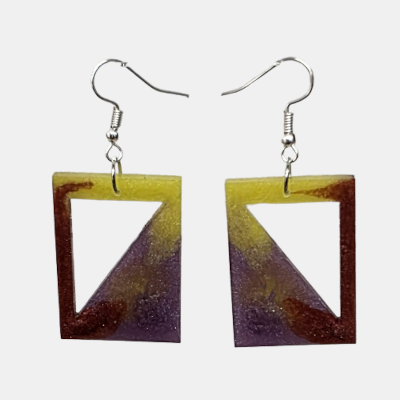 Handgemaakte rechthoekige epoxy oorbellen met geel en paars glitter effect