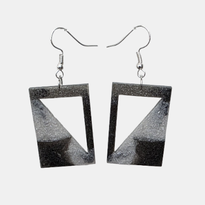 Handgemaakte rechthoekige epoxy oorbellen met zwart en zilver glitter effect