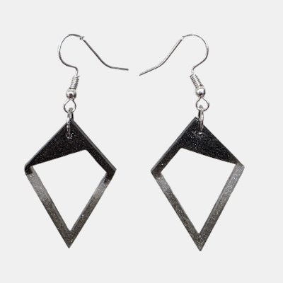 Handgemaakte geometrische ruitvormige epoxy oorbellen met zwart naar wit kleurverloop en glitters