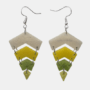 Handgemaakte gelaagde chevron epoxy oorbellen met wit geel en groen glitter kleurverloop