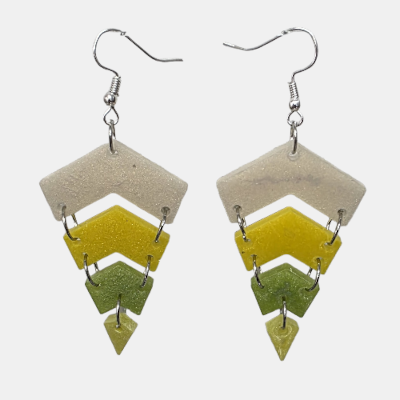 Handgemaakte gelaagde chevron epoxy oorbellen met wit geel en groen glitter kleurverloop