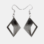 Handgemaakte geometrische ruitvormige epoxy oorbellen met zwart en wit glitter kleurverloop