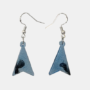 Handgemaakte geometrische driehoekige oorbellen van blauwe epoxy met zwarte details en glitters