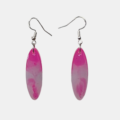 Handgemaakte ovale epoxy oorbellen met roze en wit marmerlook effect en zilverkleurige haakjes