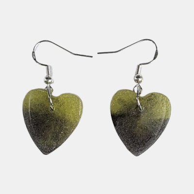 Handgemaakte transparante hars oorbellen in hartvorm met een verticaal kleurverloop van goudgeel naar rookzwart, subtiel gevuld met glitters aan zilverkleurige haakjes.