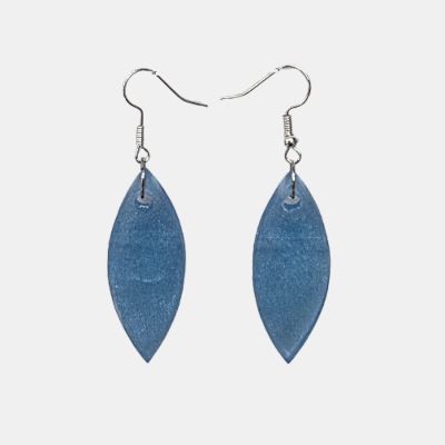 Handgemaakte lichtblauwe hars oorbellen in bladvorm met glinstering aan zilverkleurige haakjes