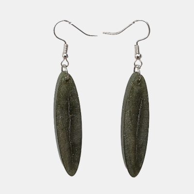 Handgemaakte olijfgroene ovale oorbellen van hars met een subtiele glinstering en zilverkleurige haakjes