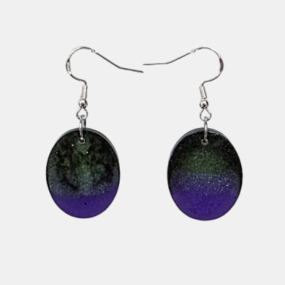 Handgemaakte ovale epoxy oorbellen met glitter verloop van donkergroen naar paars aan zilverkleurige haakjes.