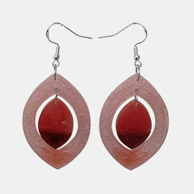 Handgemaakte druppelvormige epoxy oorbellen in zachtroze en dieprood met glitters