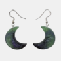 Handgemaakte epoxy oorbellen in de vorm van een halve maan met groen en zwart glittereffect