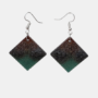 Handgemaakte ruitvormige epoxy oorbellen met een aards kleurverloop van bruin naar groen en glitters
