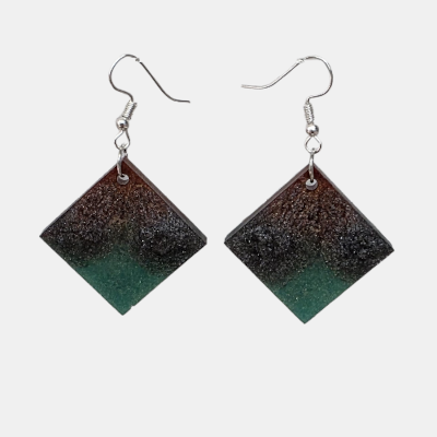 Handgemaakte ruitvormige epoxy oorbellen met een aards kleurverloop van bruin naar groen en glitters