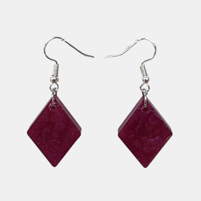 Handgemaakte ruitvormige epoxy oorbellen in dieproze fuchsia met subtiele glitters
