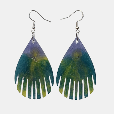 Handgemaakte waaiervormige epoxy oorbellen met een mystiek kleurverloop in paars blauw en geel