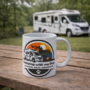 Bedrukte keramische mok met unieke print Camper en Quote Camping with my dog, 330 ml, sublimatie