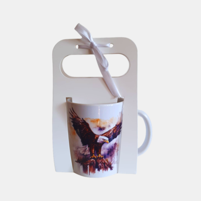 Wit opengewerkte verpakking voor een bedrukte keramische mok van 330 ml.