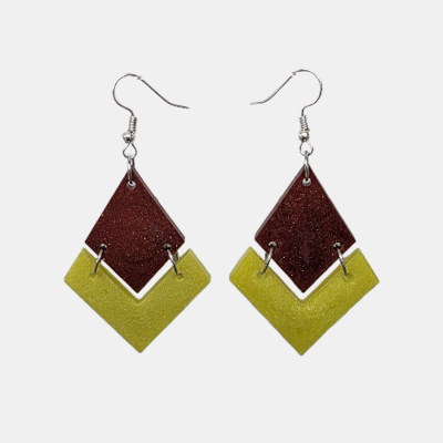 Handgemaakte geometrische epoxy oorbellen met een bruine ruitvorm en een limegroene V-vormige hanger aan zilverkleurige haken.