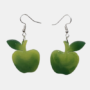 Handgemaakte epoxy oorbellen in de vorm van een groene appel met een blaadje aan zilverkleurige haken.