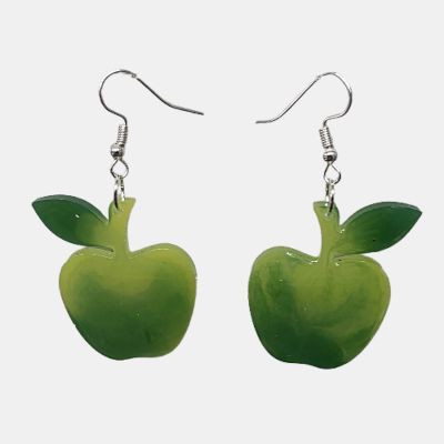 Handgemaakte epoxy oorbellen in de vorm van een groene appel met een blaadje aan zilverkleurige haken.